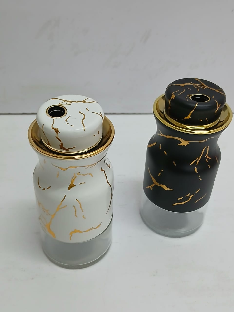 Marble Salt Shaker – Elegant Black and White Design, Durable Kitchen Table Seasoning Accessory, Easy to Use, Compact and Stylish, Ideal for Home, Dining, Restaurant, or Office Use