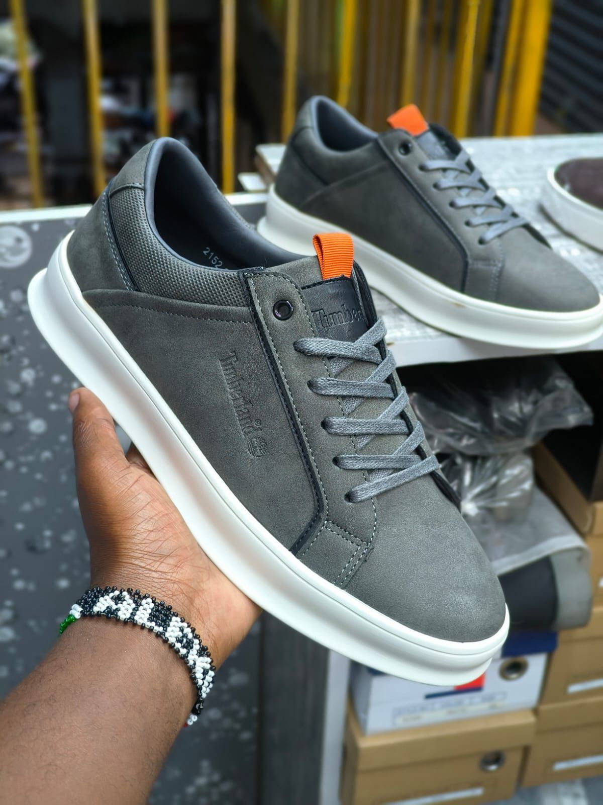 High quality casual timberland available size 40-45
Available colours beige,navy blue,black and grey