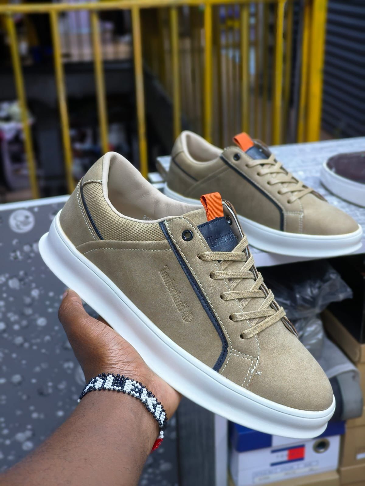 High quality casual timberland available size 40-45
Available colours beige,navy blue,black and grey