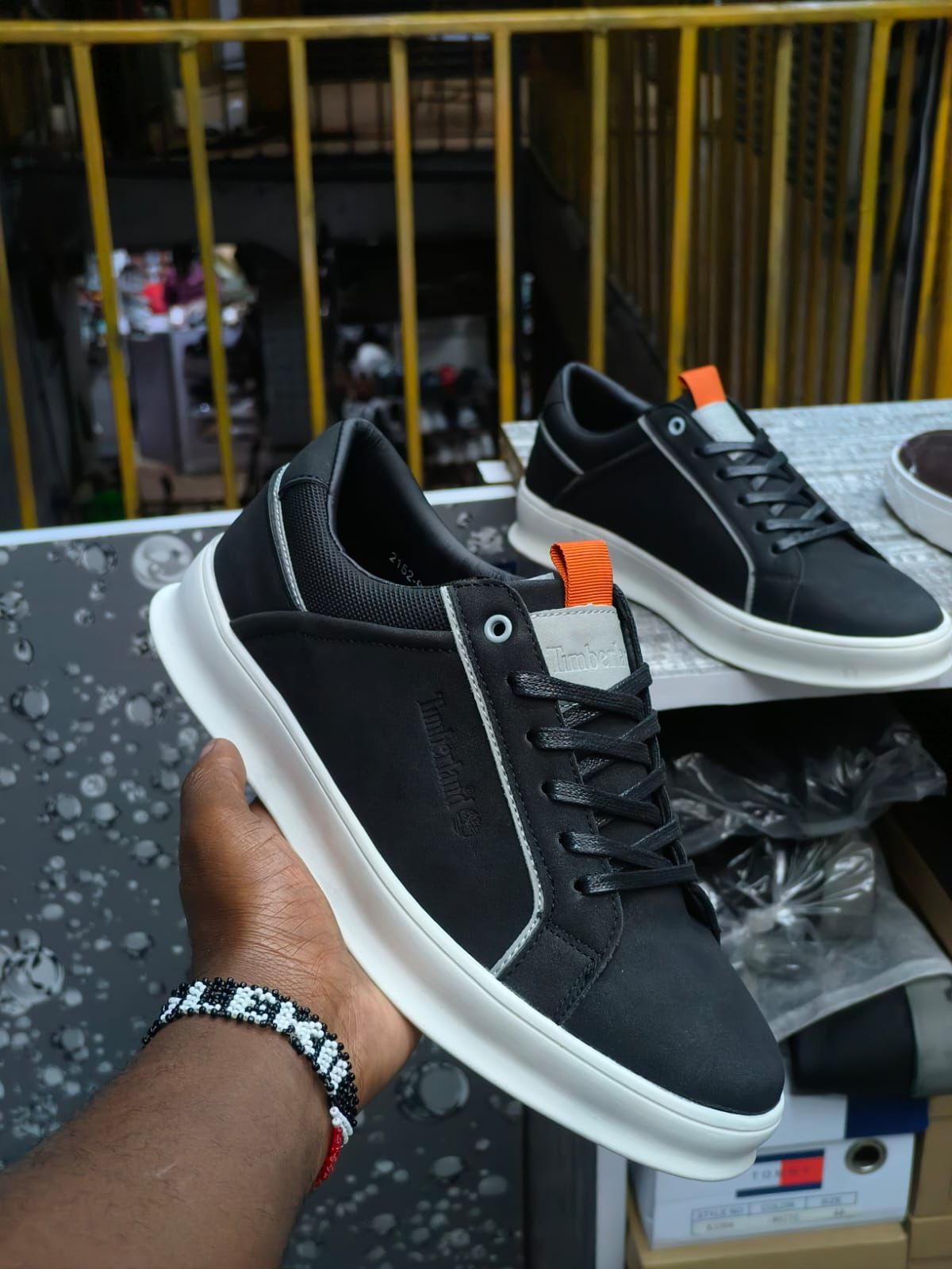 High quality casual timberland available size 40-45
Available colours beige,navy blue,black and grey