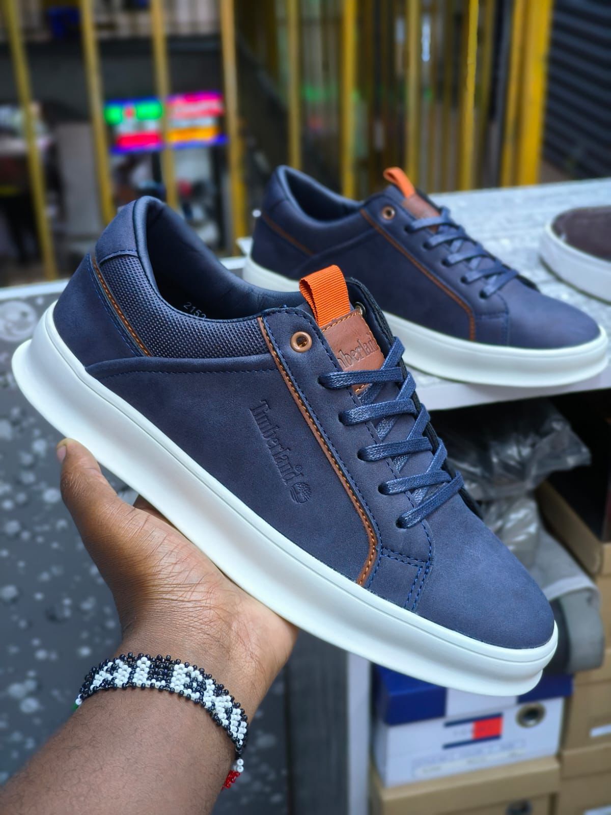 High quality casual timberland available size 40-45
Available colours beige,navy blue,black and grey