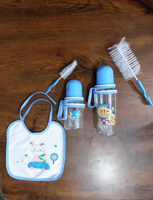 🔥Baby Feeding Set A full feeding kit that includes two feeding bottles, a bib, bottle cleaning brushes, ear buds, and a baby pacifier. Made with baby-friendly materials and convenient accessories