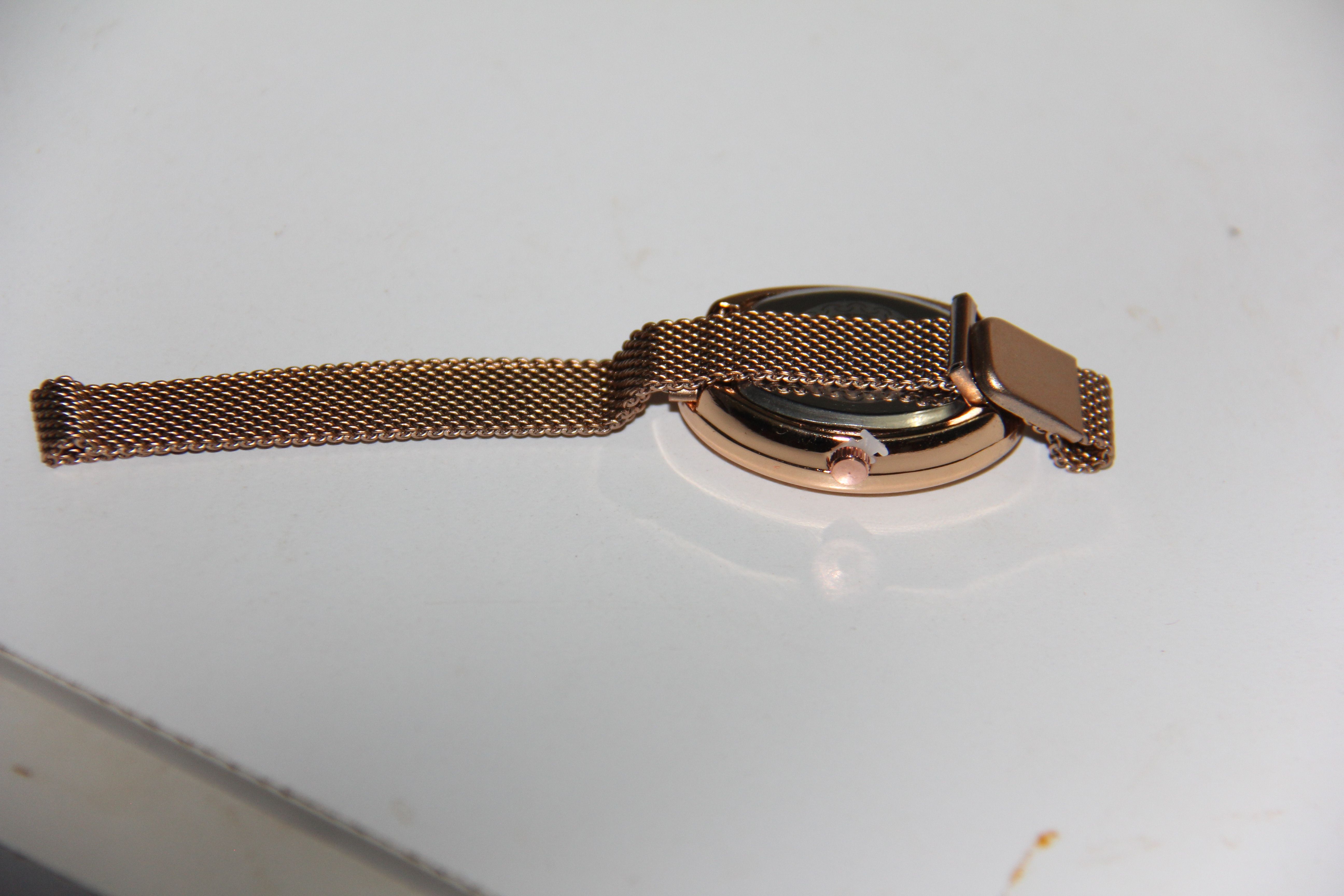 Ladies Magnetic Wrist Watch – Elegant Women’s Fashion Watch with Adjustable Magnetic Strap, Lightweight & Stylish Daily Wear.