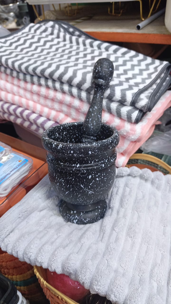 Motar And Pestle ,kinu na mchi,for garlic crusher hearbs crusher pilau spices crusher,motar and pestle to help cush spices,wooden