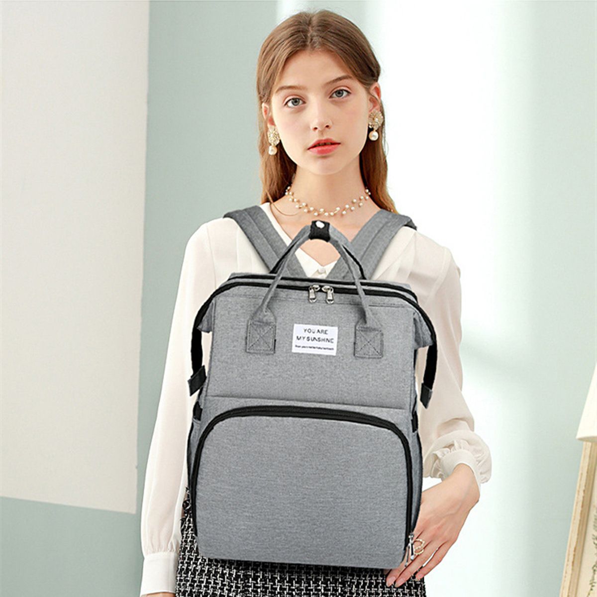 Stylish portable folding mosquito net, baby cot, mommy bag – a multi-functional, lightweight, large-capacity casual backpack for mums on the go.