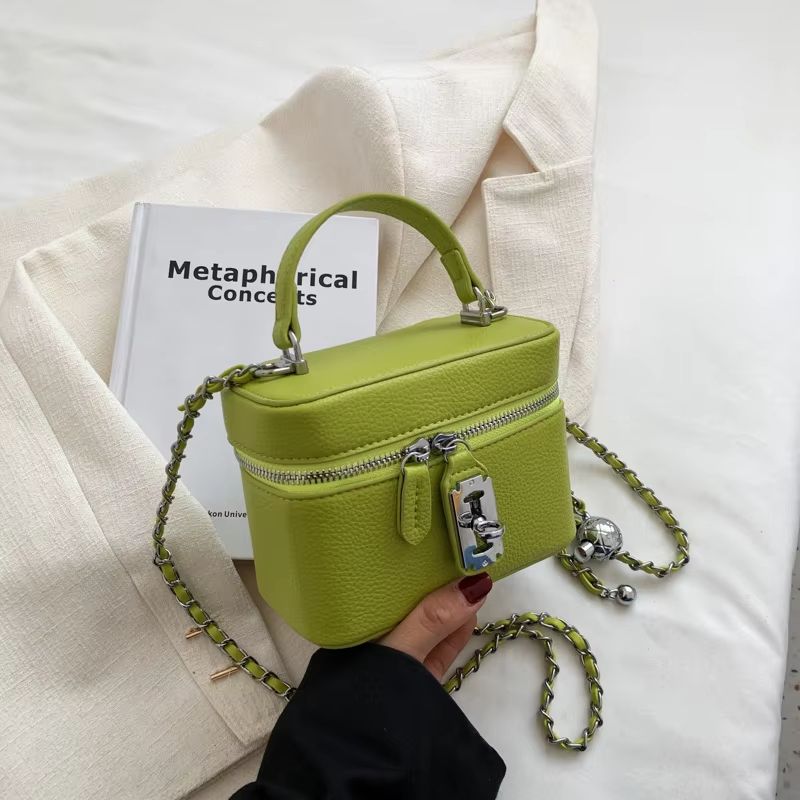 Women's square handbag with chain lock and square box bag, high-end texture, fashionable chain crossbody bag, fashionable new mobile phone bag, personalized lock and bag box, elegant and fashionable o