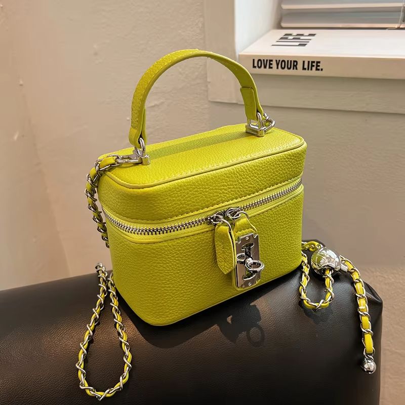 Women's square handbag with chain lock and square box bag, high-end texture, fashionable chain crossbody bag, fashionable new mobile phone bag, personalized lock and bag box, elegant and fashionable o