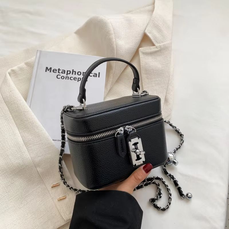 Women's square handbag with chain lock and square box bag, high-end texture, fashionable chain crossbody bag, fashionable new mobile phone bag, personalized lock and bag box, elegant and fashionable o