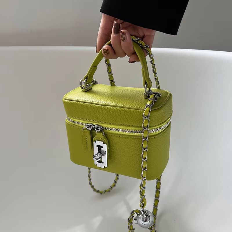 Women's square handbag with chain lock and square box bag, high-end texture, fashionable chain crossbody bag, fashionable new mobile phone bag, personalized lock and bag box, elegant and fashionable o
