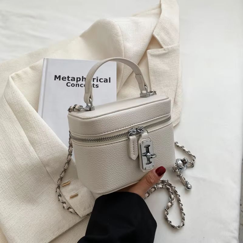 Women's square handbag with chain lock and square box bag, high-end texture, fashionable chain crossbody bag, fashionable new mobile phone bag, personalized lock and bag box, elegant and fashionable o