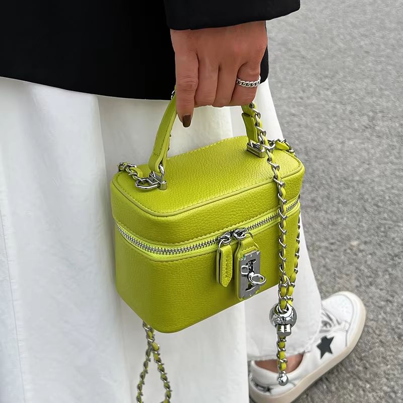 Women's square handbag with chain lock and square box bag, high-end texture, fashionable chain crossbody bag, fashionable new mobile phone bag, personalized lock and bag box, elegant and fashionable o