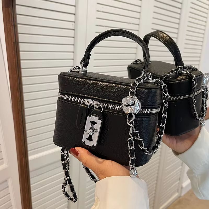 Women's square handbag with chain lock and square box bag, high-end texture, fashionable chain crossbody bag, fashionable new mobile phone bag, personalized lock and bag box, elegant and fashionable o