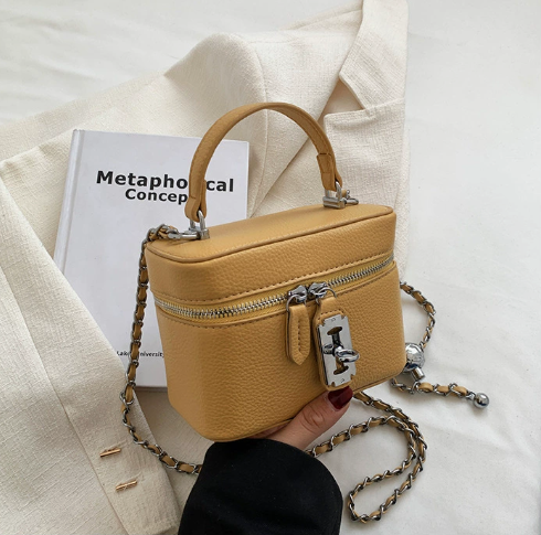 Women's square handbag with chain lock and square box bag, high-end texture, fashionable chain crossbody bag, fashionable new mobile phone bag, personalized lock and bag box, elegant and fashionable o