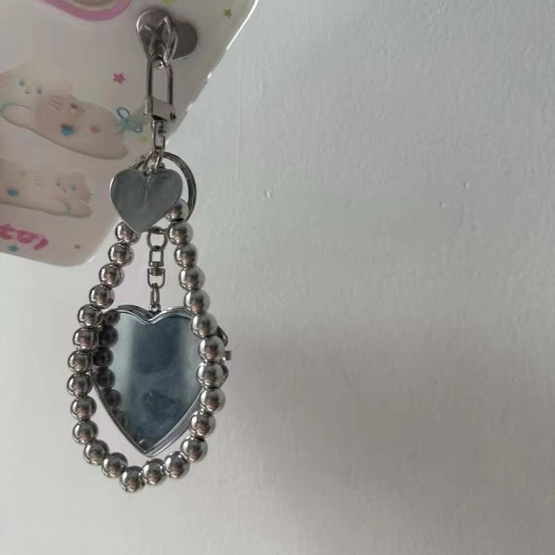 Fashionable metal bead shaped keychain, women's sweet mirror bag pendant keychain, bag hanging chain, mini heart-shaped double-sided makeup mirror pendant, creative and personalized keychain