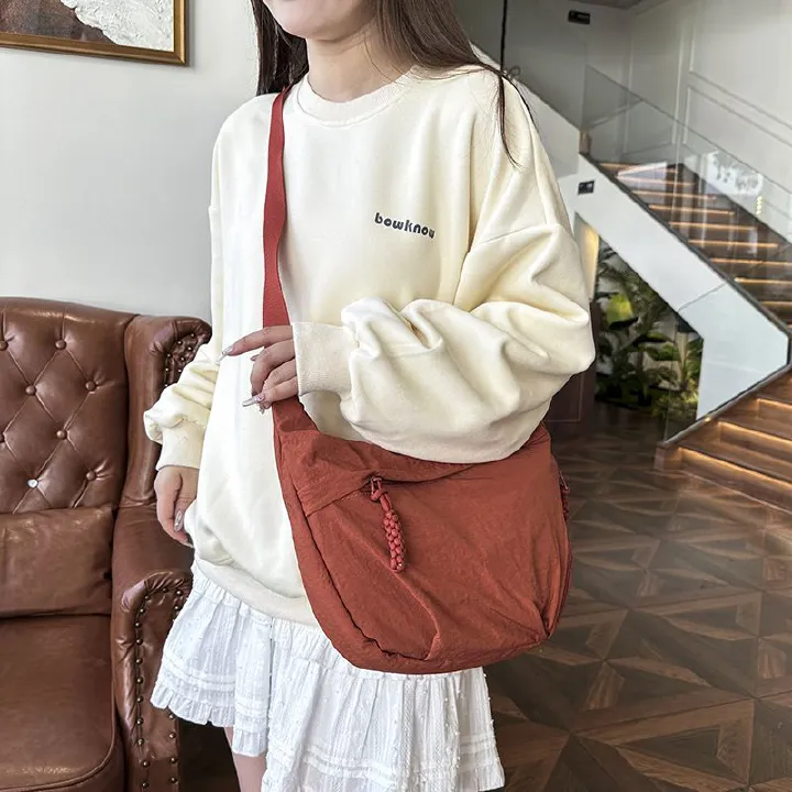 Dumpling bag, women's bag, 2025 new Korean version, niche autumn and winter style, lightweight single shoulder crossbody bag, casual armpit bag