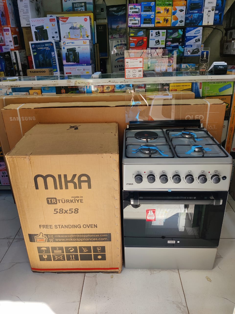 Mika Standing Cooker 3 Gas + 1 Electric☀️°3 Jet gas burners & °1x1500W Electric Rapid Hot plate
°3 Function Electric oven
°Special Unbreakable Glass Top Lid
°Heavy Duty Matt Finish Burner Caps
°Wide M