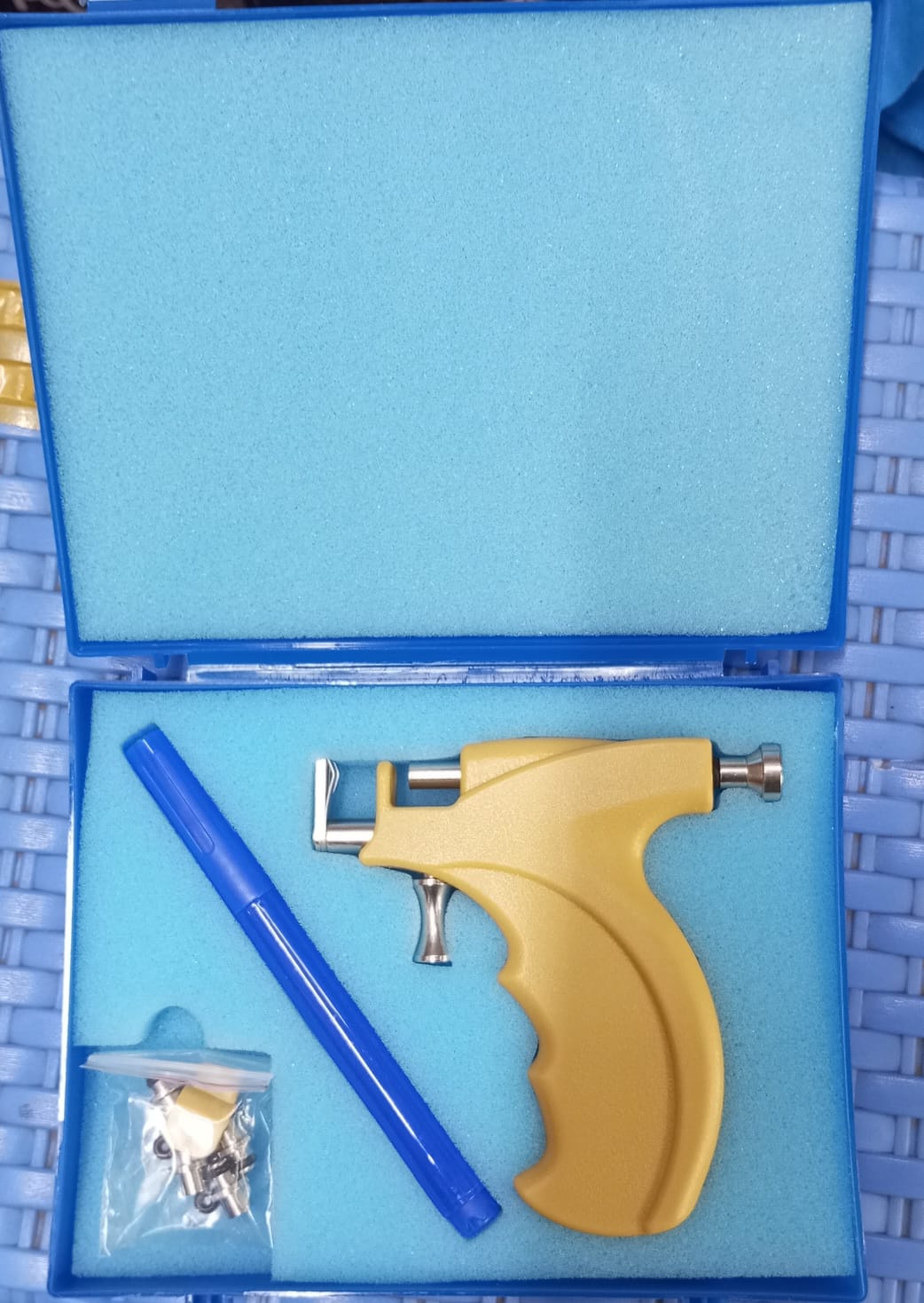 RESTOCKED🎇Ear, Nose, Navel and Body Piercing Gun Kit Set. Caflon set🔥safe and hygienic way to effectively and painlessly piercing ears, navel or any other soft tissue body part. 

Shaped like a hand