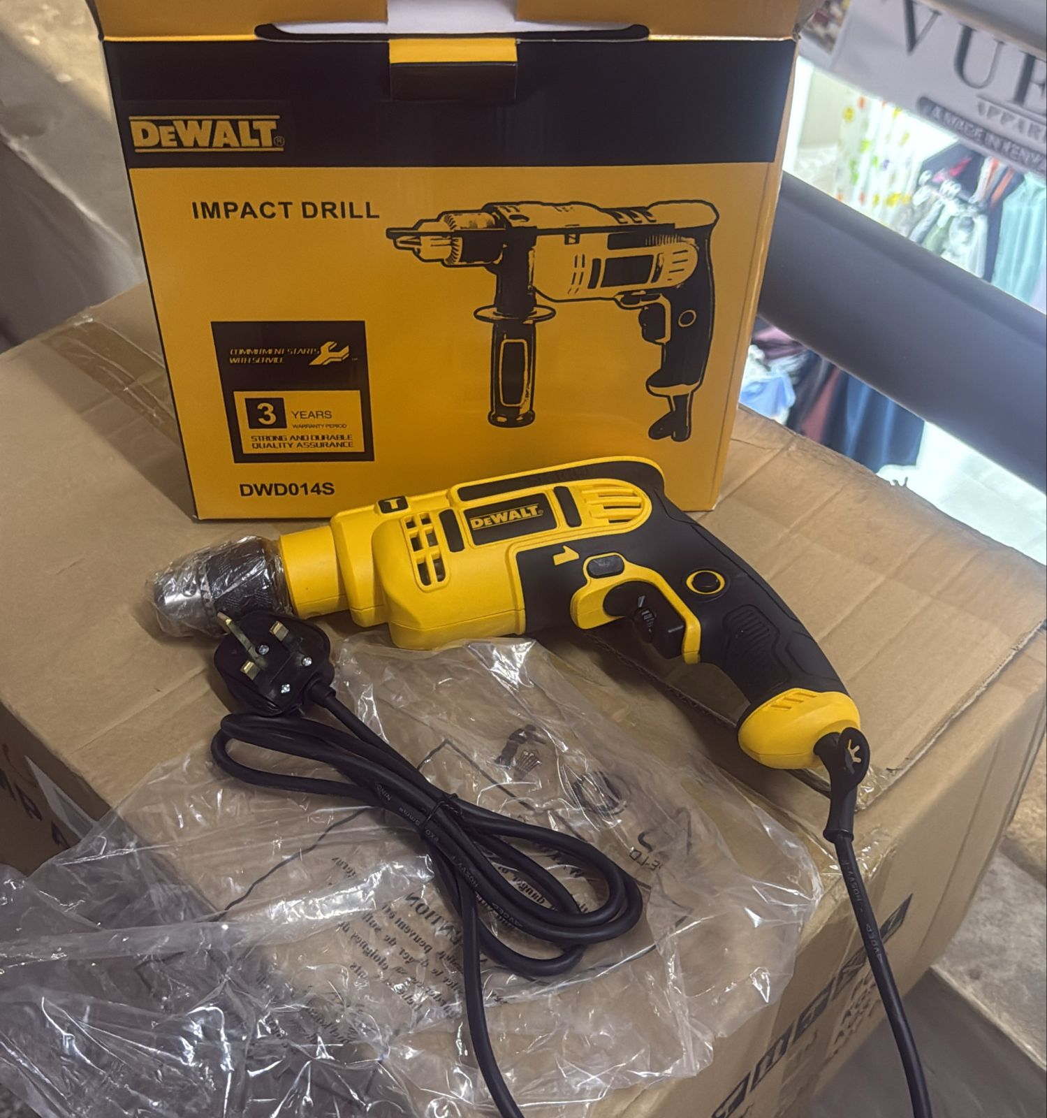 🎇Dewalt Electric Drilling Machine, Impact Drill. Recommended🎉VARIABLE SPEED TRIGGER WITH FORWARD/REVERSE SWITCH.1.5-13MM KEYED CHUCK AND DUAL MODE OPERATION.HIGH PERFORMANCE 700W* MOTOR.DUAL OPERATI