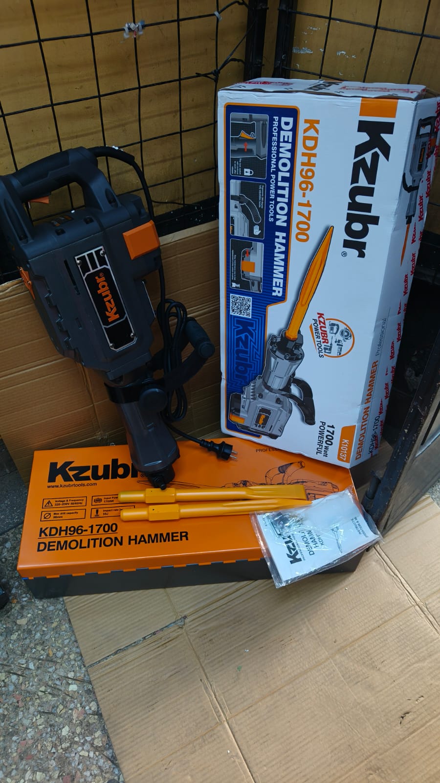 ON STOCK🥏Kzubr 1700W Demolition Hammer ( model KDH96-1700).🔥	45 – 55 Joules
Impact Rate	1,400 – 1,900 BPM (Blows Per Minute)
Chuck System	30mm HEX (Standard Industrial Hex)
Weight	Approx. 14 kg – 16