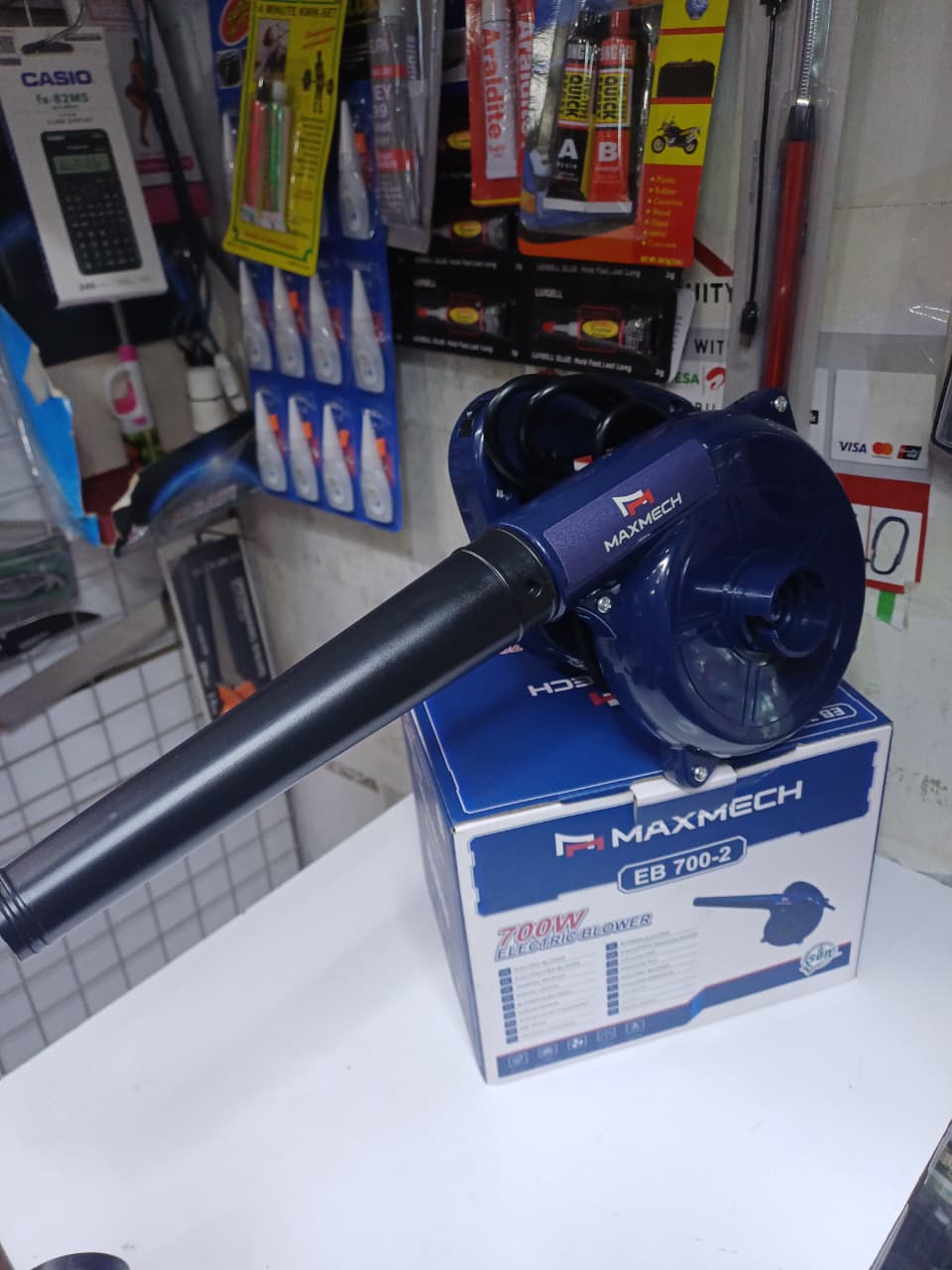 SUPER POWERFUL🥏🎉Maxmech Electric 700W Dust Blower🔥electric motor Air Speed: ~14,000–15,000 rpm 
Design: Compact, corded, ergonomic handle 
Voltage: 220–240V / 50Hz 
Applications: Cleaning dust from