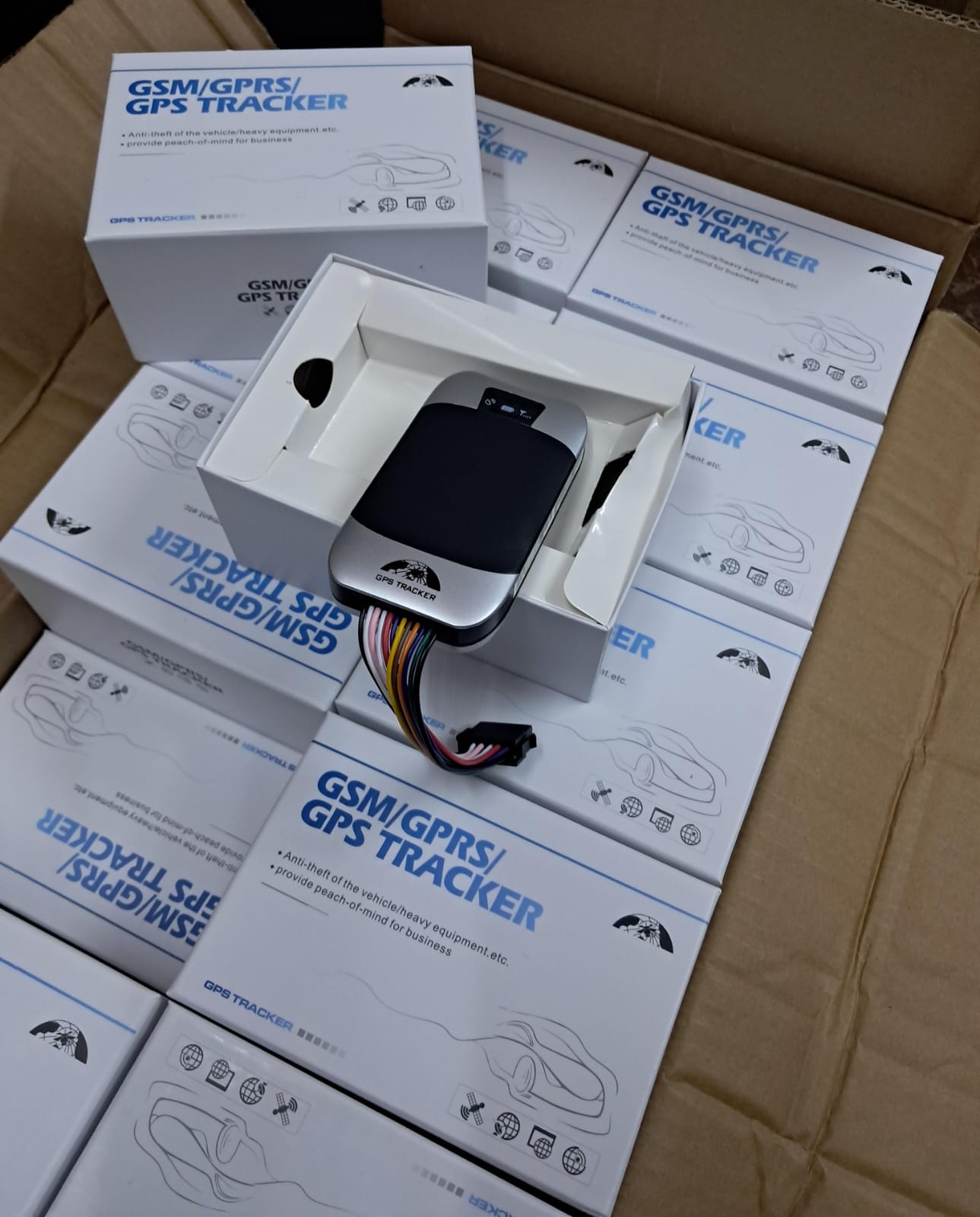 TK303F G-PS l-ocator, anti-lost device, car G-PS anti-theft tracker🎀✔Supports dual G-PS and LBS (Location-Based Services) tracking.
✔Supports SMS/GPRS/Internet data transmission.
✔Supports remote con