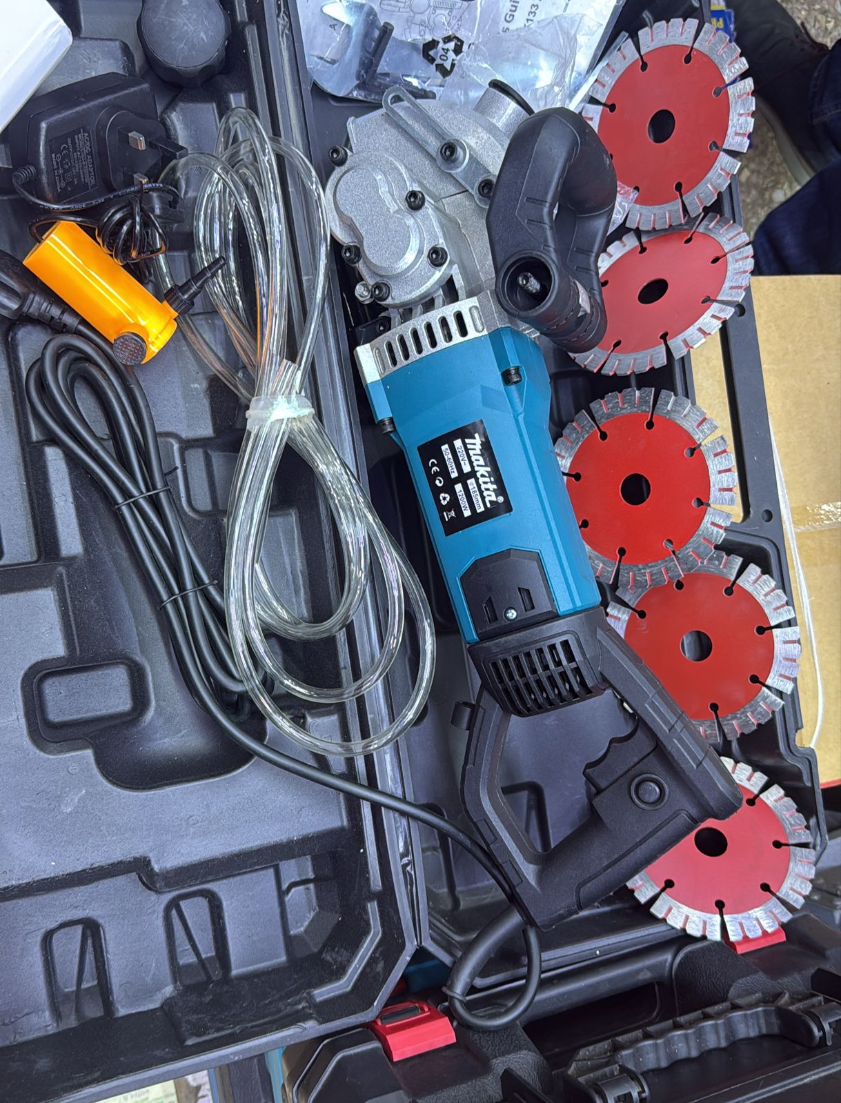 READILY AVAILLABLE🔥Efficient Channel Cutting:Makita Wall chaser with 5 pcs disc 🔥Powerful corded wall chaser designed for efficiently cutting clean and precise channels in walls for electrical wirin