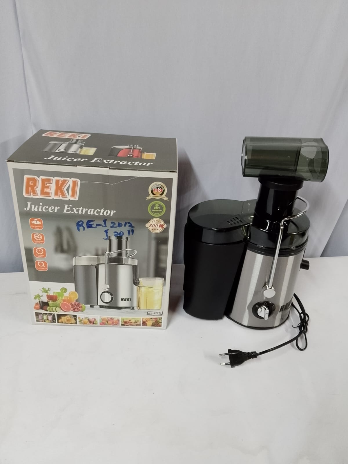 😶‍🌫️Heavy Duty Juicer Machine/ Extractor For Fruit& Vegetables🎇Stainless steel panel and sleeve
800W
Large Litre juice jug
Large  Litre pulp collector
For juicing fruits and vegetables
Easy to dism
