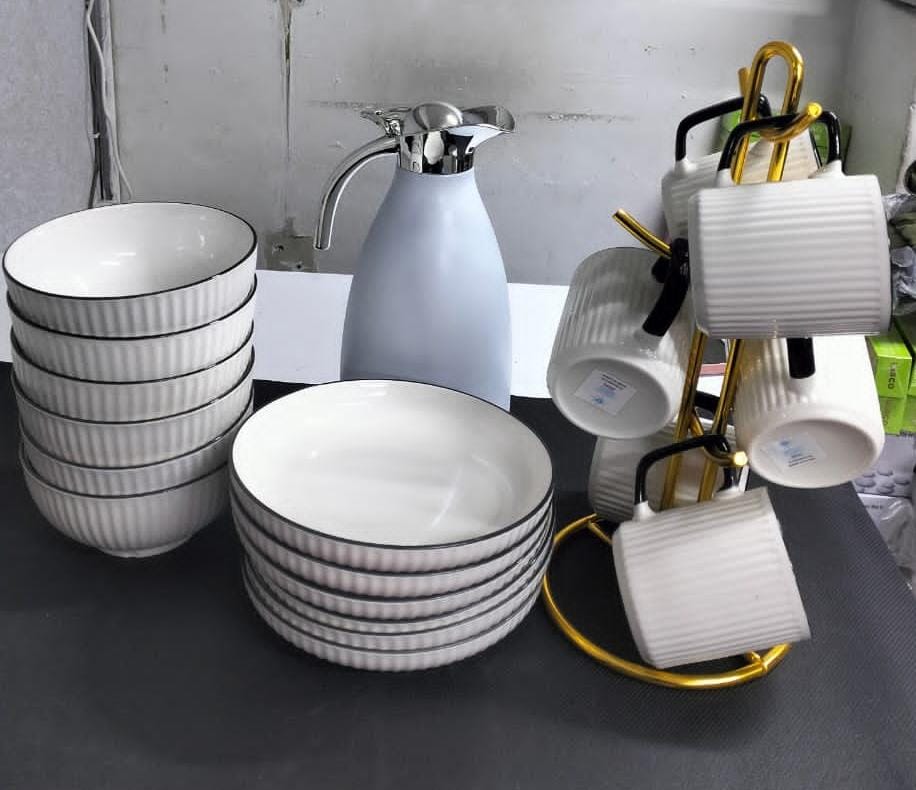 🤑DONT MISS OUT😶‍🌫️19pcs black and white dinner set🎇includes; 6 cups, 6 ceramic plates,6pcs bowls a classy breakable 2litres flask. This makes it a great addition to your serving sets, whether for