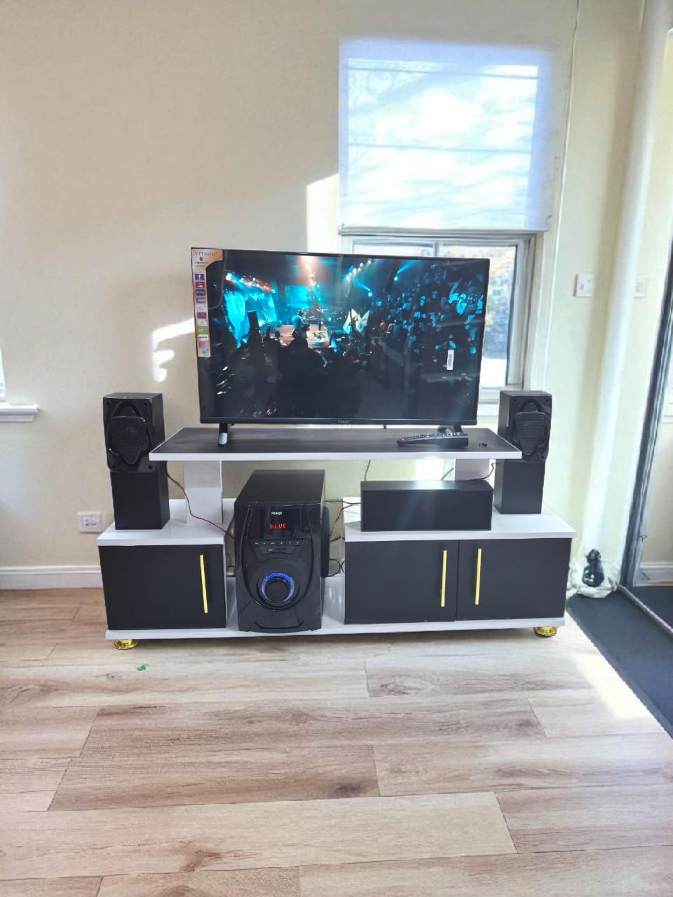 🧶Istanbul 2 Modern TV Stand with LED Lights🎉
Key Features
✨Strong and durable
✨Elegant design 
✨Laminated MDF boards 
✨Comes with LED lights, which give it a good look
💫Size; 4 FEET