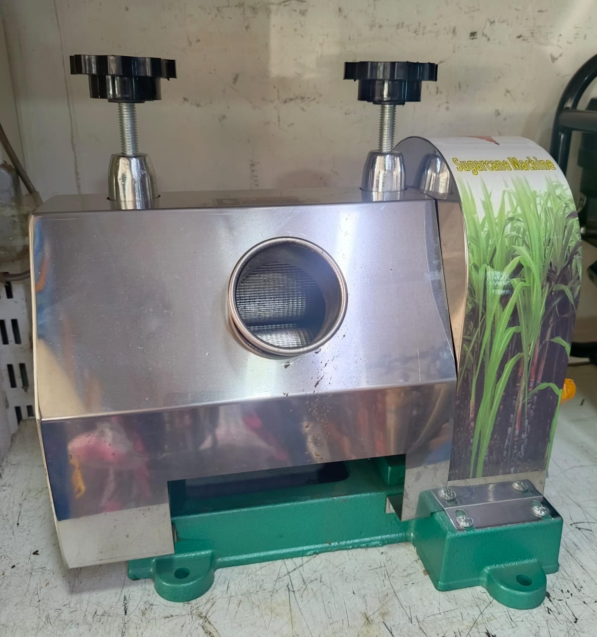 😶‍🌫️Durable and hygienic stainless steel exterior🤑Sugarcane crusher juicer machine 🧶advantage of the Electric Commercial Sugarcane Crusher with Moto is its compact size. This machine is small and