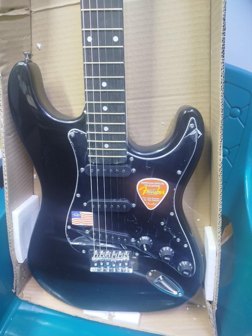 Fender Rhythm electric guitar + strap + 3m Jack to jack cable + guitar picks