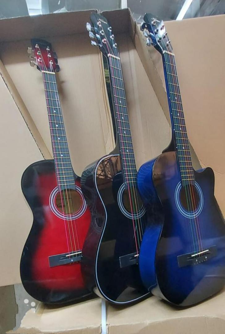 Acoustic Guitar 38" + Guitar bag and Shoulder strap