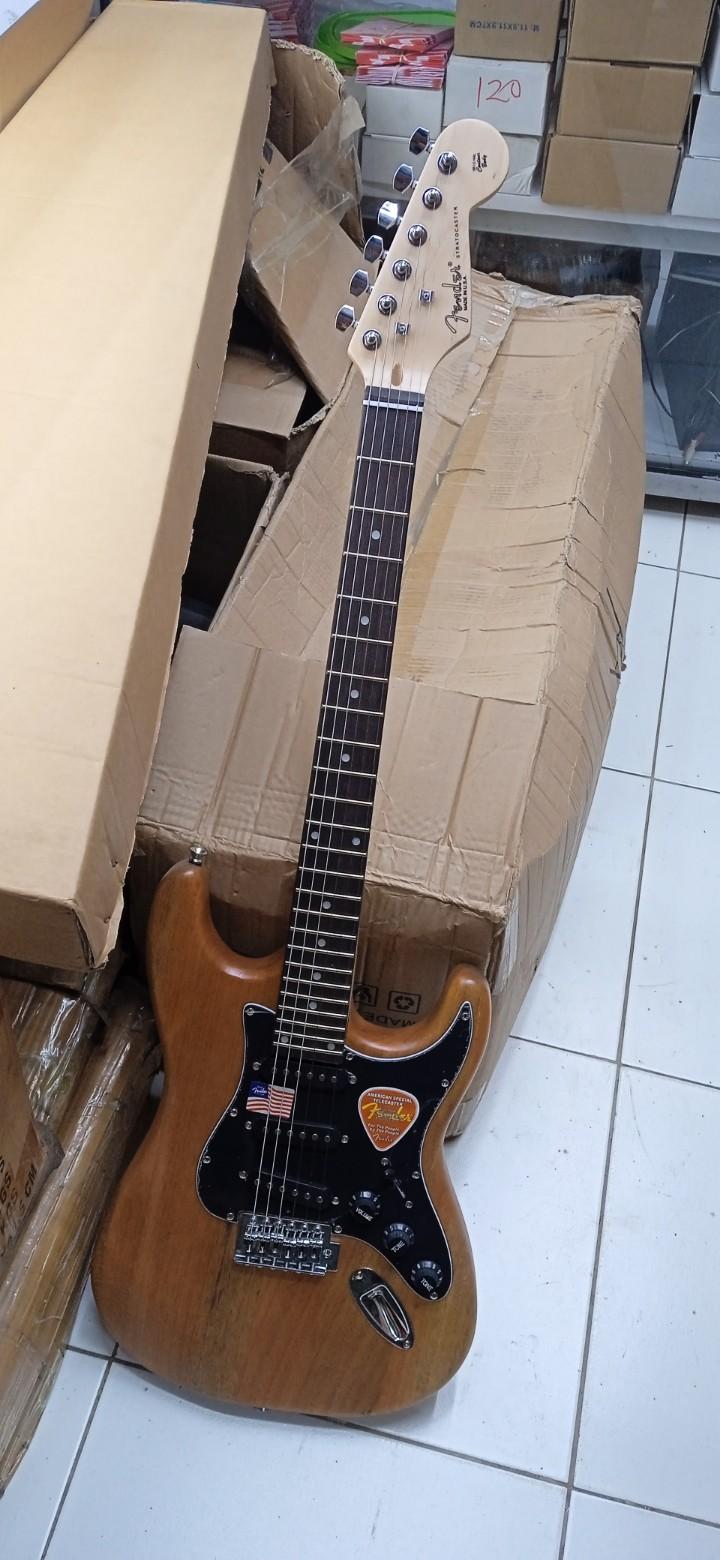 Professional Fender Solo Electric guitar+ Padded bag, strap and jack to jack