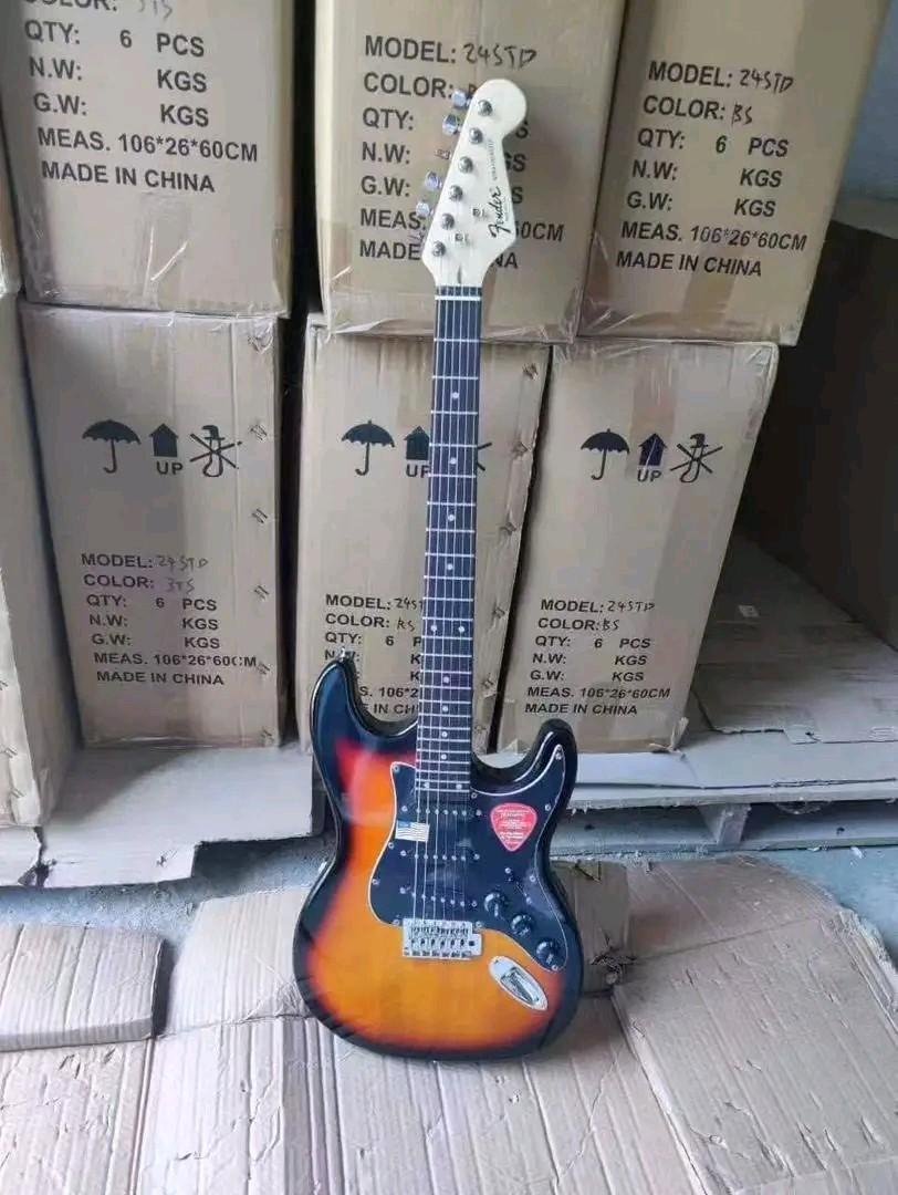 Professional Fender Solo Electric guitar+ Padded bag, strap and jack to jack