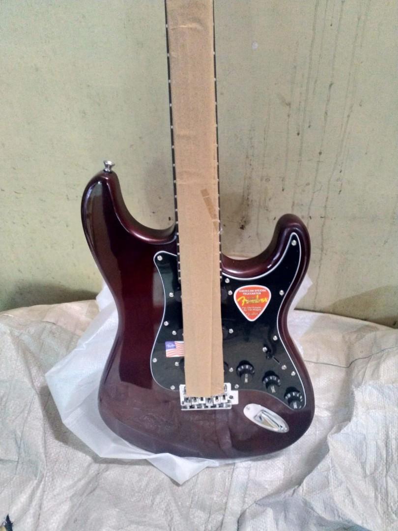 Professional Fender Solo Electric guitar+ Padded bag, strap and jack to jack