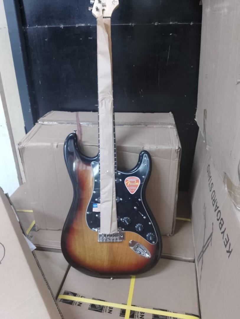 Professional Fender Solo Electric guitar+ Padded bag, strap and jack to jack