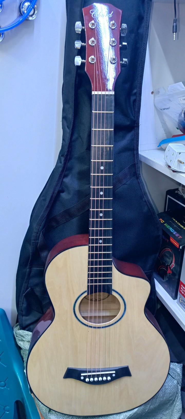 Quality 38" Acoustic guitar with guitar pick & shoulder strap