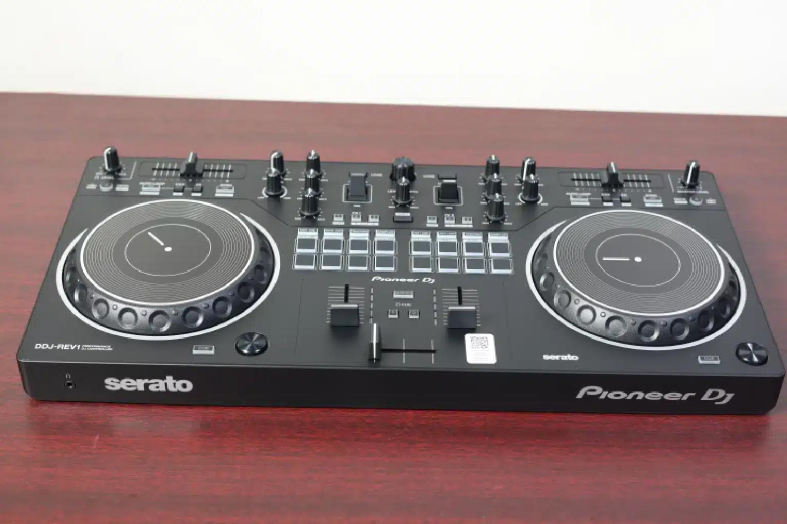 Pioneer DDJ-REV1

Scratch-style 2-channel DJ controller for Serato DJ Lite (Black)