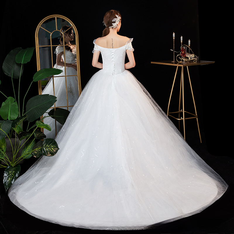 Light wedding dress 2025 new one-line shoulder-length bride slim V-neck trailing temperament princess forest main yarn
