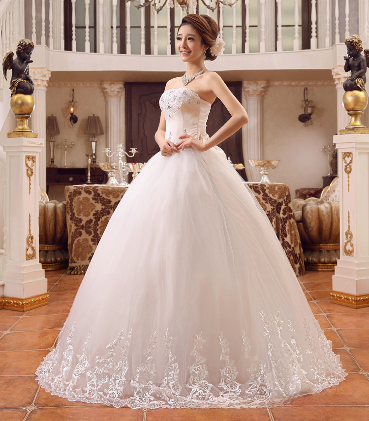 Light wedding dress 2025 new one-line shoulder-length bride slim V-neck trailing temperament princess forest main yarn