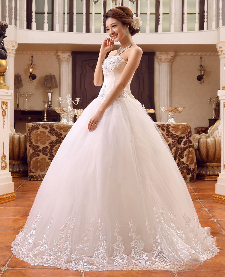 Light wedding dress 2025 new one-line shoulder-length bride slim V-neck trailing temperament princess forest main yarn