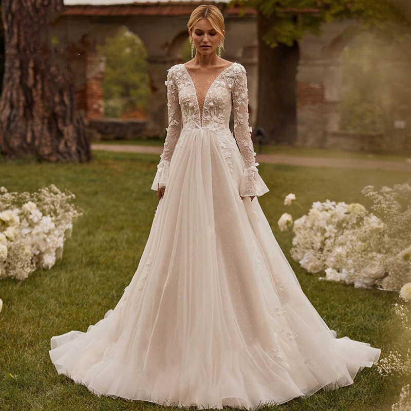 European and American high waist V-neck wedding dress 2025 new large size white outer puffy yarn large tail wedding dress
