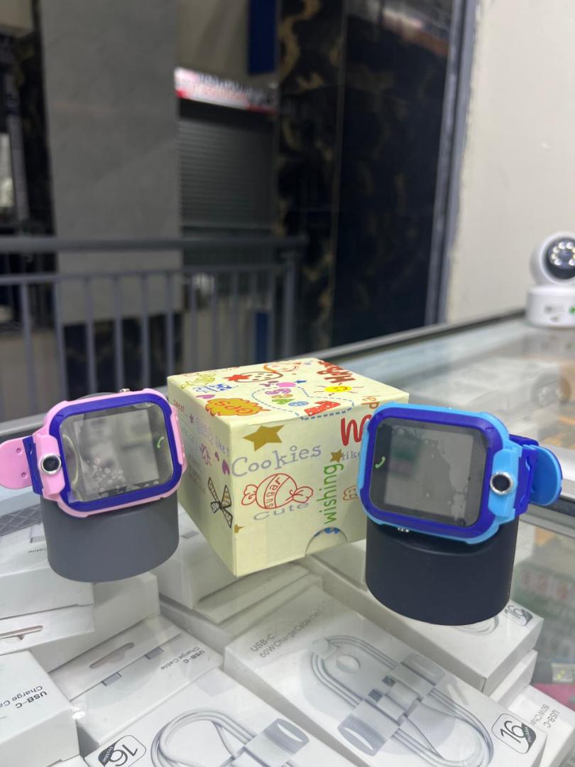NEW FLASH SALES!! HRS KIDS SMART WATCH Waterproof Simcard Gps Tracker Q12 Kids Smartwatch with Real-Time Tracking and SOS Function