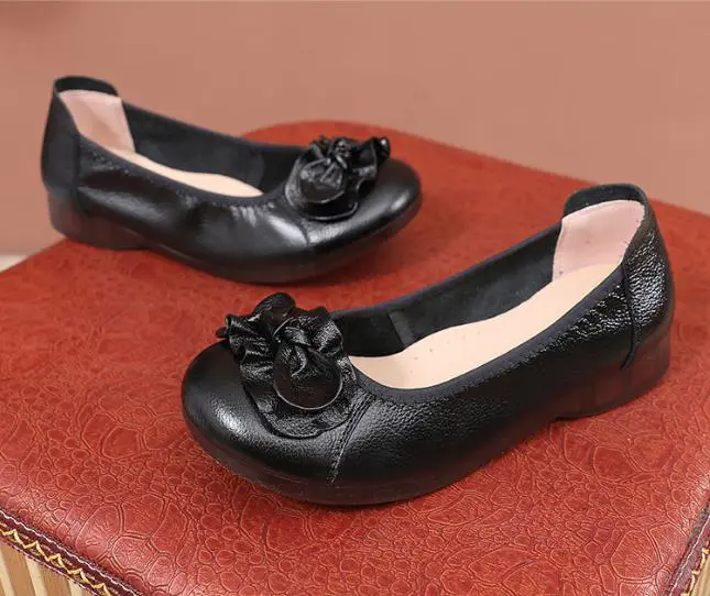 New Fashionable Round Head Leather Women's Flat Bottom Versatile Bean Single Shoes Flower Comfortable Soft Bottom Dancing Mom Shoes