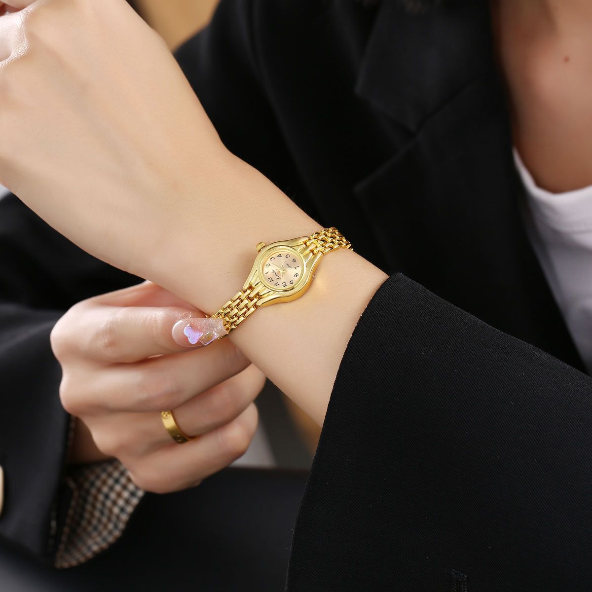 New Fashion Hot Selling Full Love Pendant Bracelet Women's Watch Gold Versatile Creative Bracelet Light Luxury Exquisite Women's Watch Watch