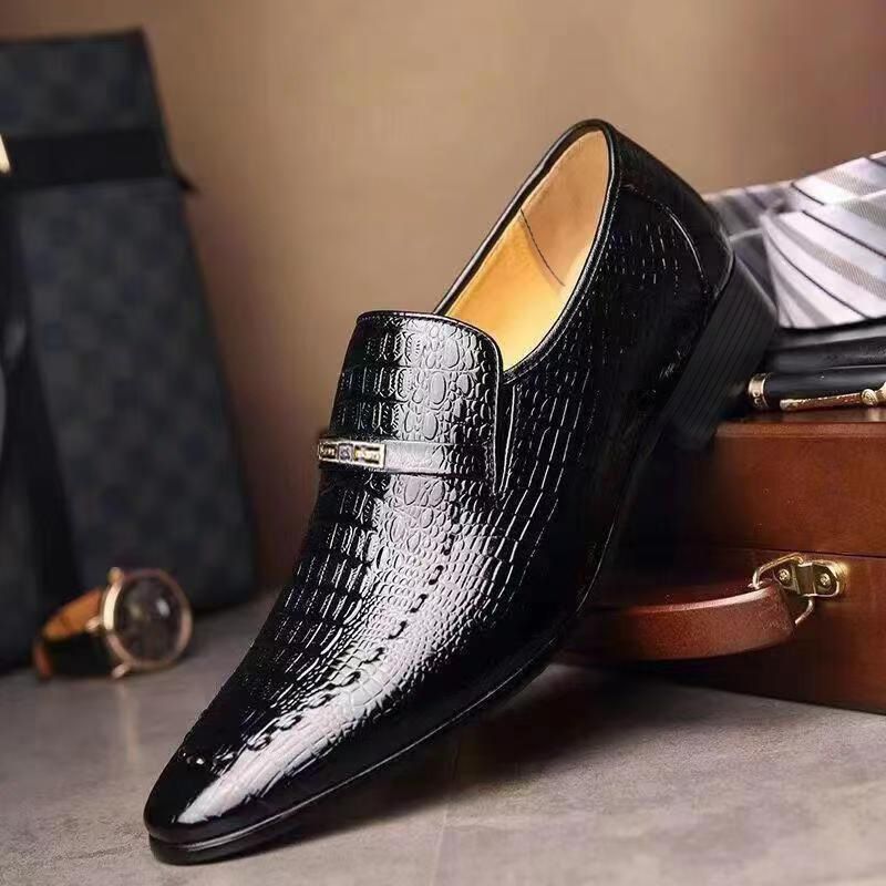 Imitation crocodile pattern square toe shallow mouth fashionable men's leather shoes, plus size embossed leather shoes, business leather shoes, single shoes