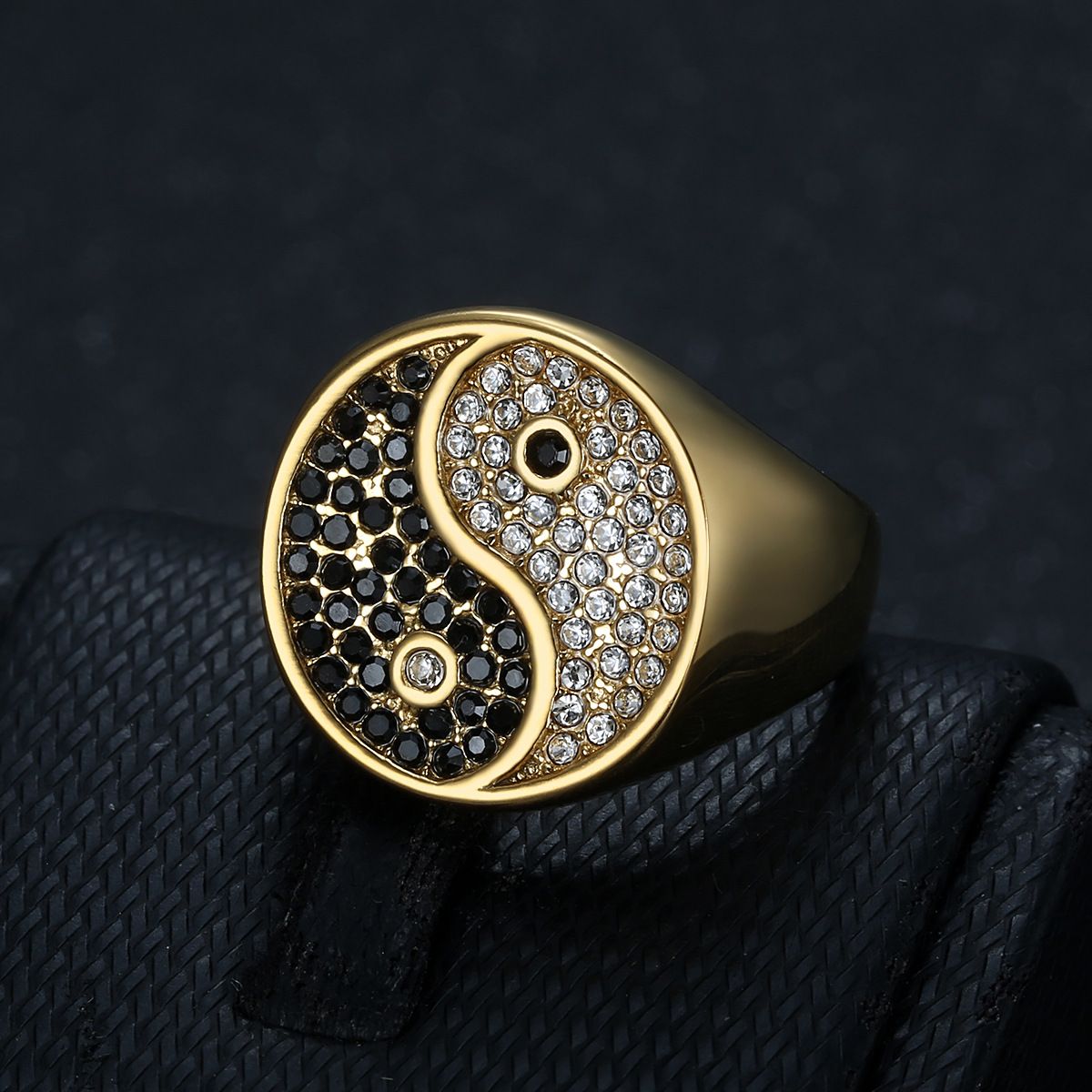 European and American retro stainless steel gold-plated men's ring hot selling ring with Tai Chi pattern and black and white diamond inlaid ring