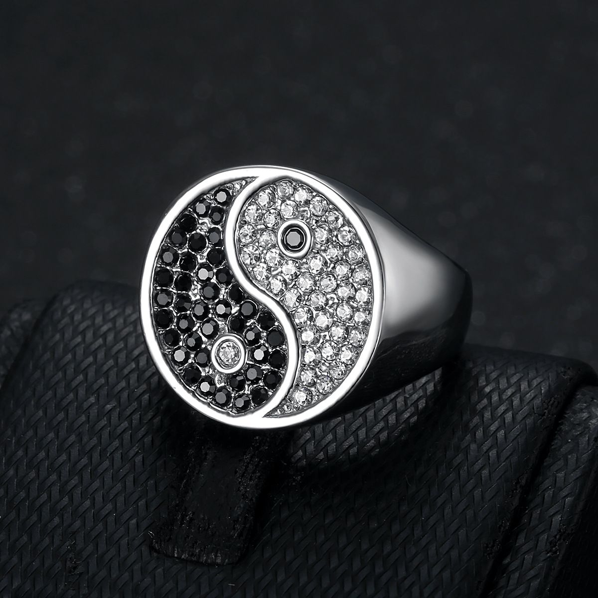 European and American retro stainless steel gold-plated men's ring hot selling ring with Tai Chi pattern and black and white diamond inlaid ring