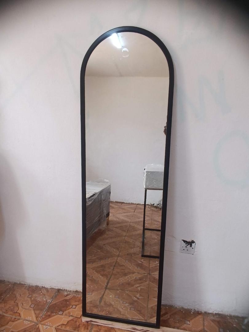 Modern Arched Full-Length Standing Mirror with Stand – Black Frame (168 × 46 cm)