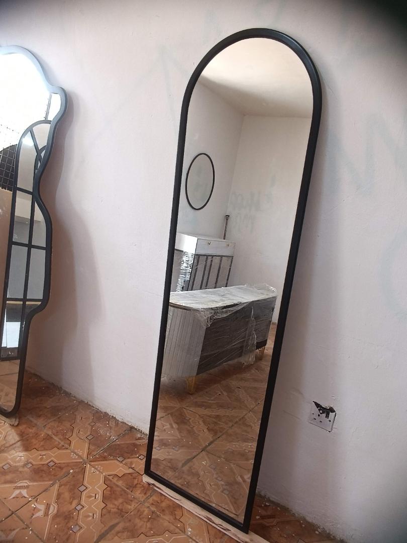 Modern Arched Full-Length Standing Mirror with Stand – Black Frame (168 × 46 cm)
